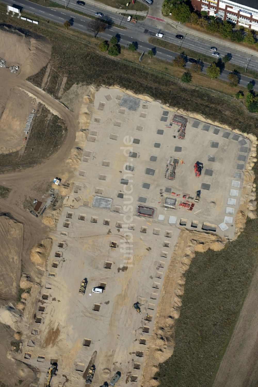 Berlin aus der Vogelperspektive: Baustelle zum Neubau eines Möbelhauses der Porta-Gruppe in Mahlsdorf in Berlin