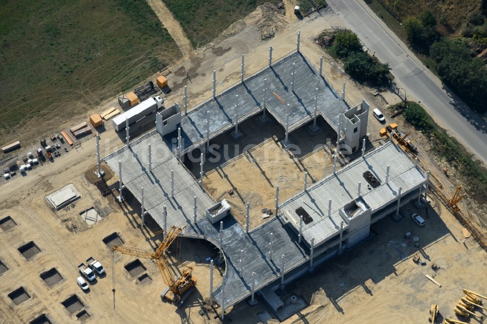 Berlin aus der Vogelperspektive: Baustelle zum Neubau eines Möbelhauses der Porta-Gruppe in Mahlsdorf in Berlin