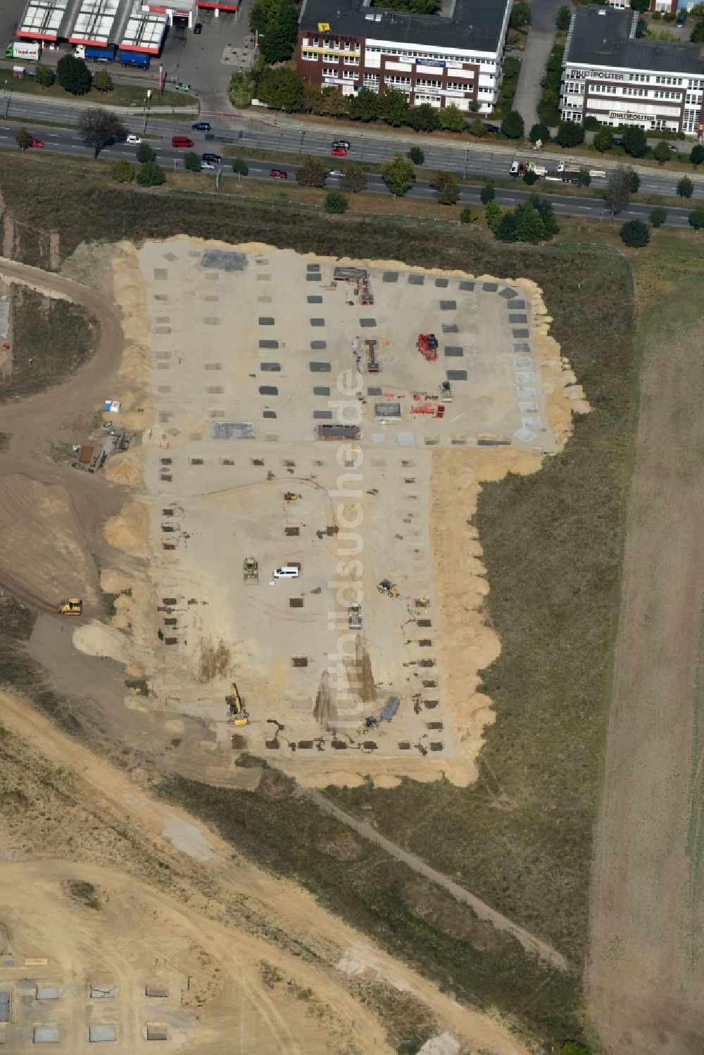 Berlin aus der Vogelperspektive: Baustelle zum Neubau eines Möbelhauses der Porta-Gruppe in Mahlsdorf in Berlin