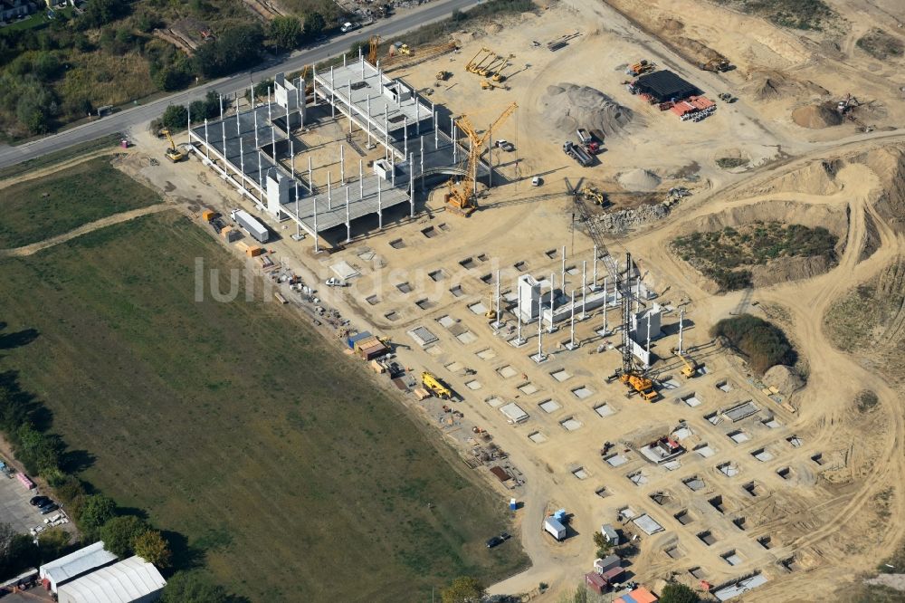 Luftaufnahme Berlin - Baustelle zum Neubau eines Möbelhauses der Porta-Gruppe in Mahlsdorf in Berlin