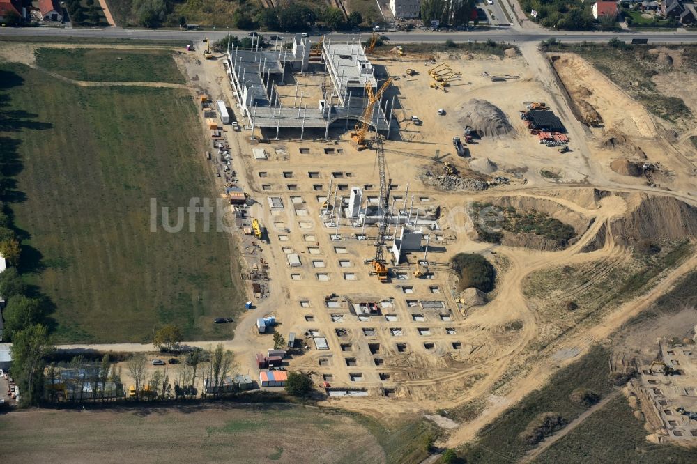 Berlin von oben - Baustelle zum Neubau eines Möbelhauses der Porta-Gruppe in Mahlsdorf in Berlin