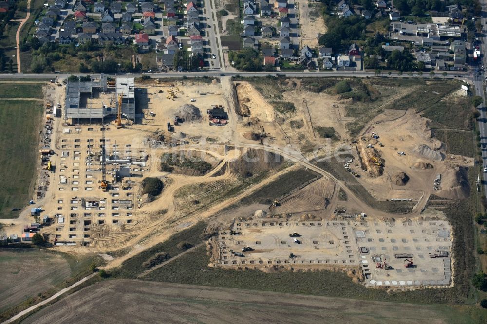 Berlin aus der Vogelperspektive: Baustelle zum Neubau eines Möbelhauses der Porta-Gruppe in Mahlsdorf in Berlin