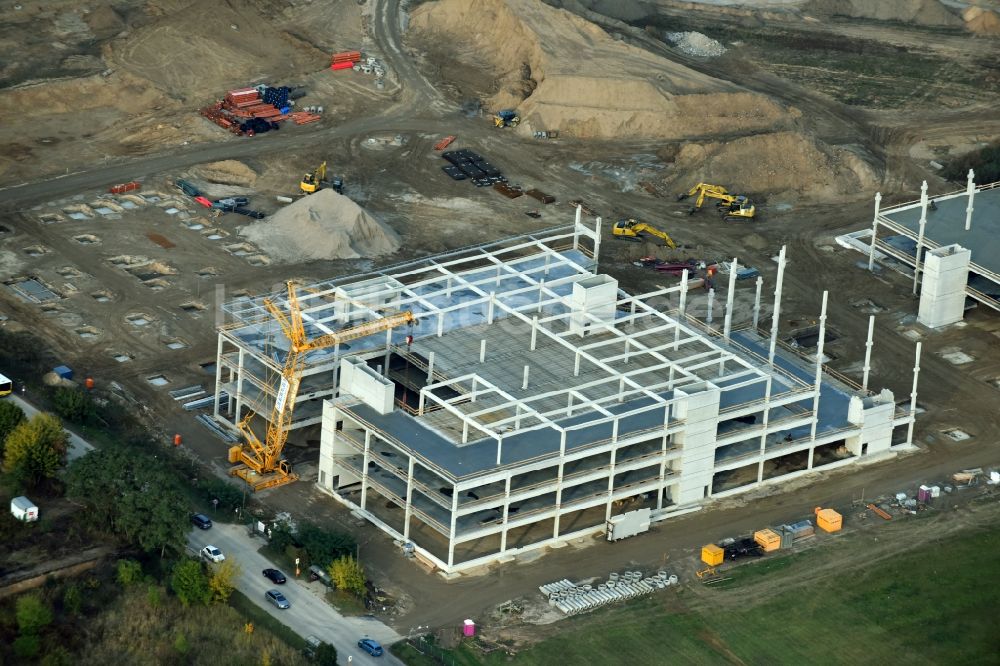 Berlin von oben - Baustelle zum Neubau eines Möbelhauses der Porta-Gruppe in Mahlsdorf in Berlin