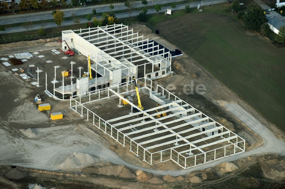 Berlin aus der Vogelperspektive: Baustelle zum Neubau eines Möbelhauses der Porta-Gruppe in Mahlsdorf in Berlin