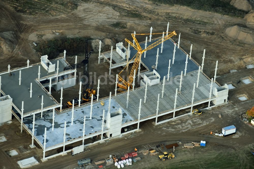 Berlin aus der Vogelperspektive: Baustelle zum Neubau eines Möbelhauses der Porta-Gruppe in Mahlsdorf in Berlin