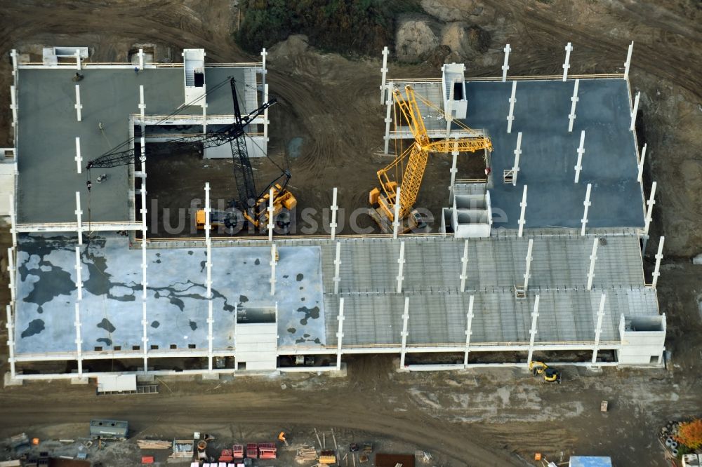 Berlin von oben - Baustelle zum Neubau eines Möbelhauses der Porta-Gruppe in Mahlsdorf in Berlin