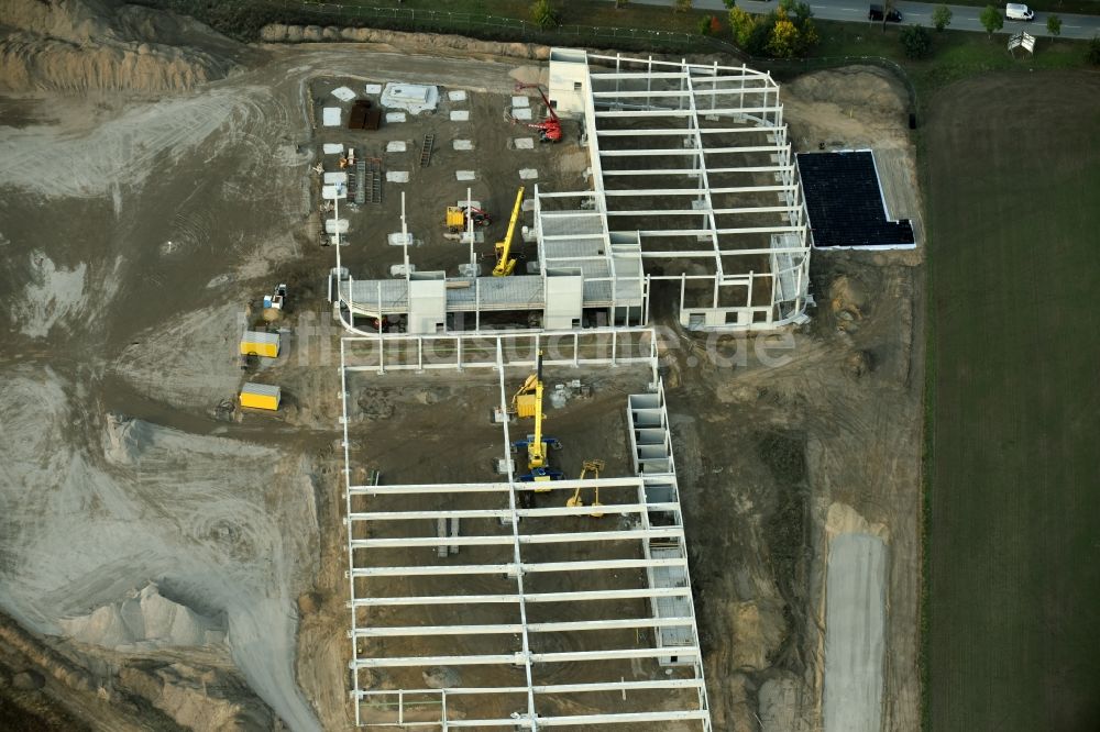 Berlin aus der Vogelperspektive: Baustelle zum Neubau eines Möbelhauses der Porta-Gruppe in Mahlsdorf in Berlin