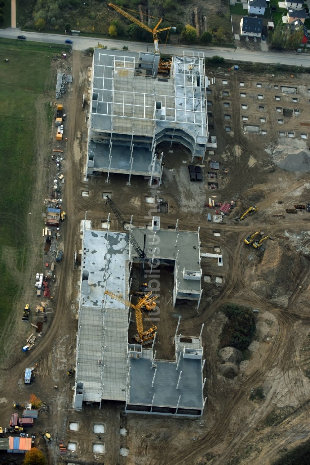 Berlin von oben - Baustelle zum Neubau eines Möbelhauses der Porta-Gruppe in Mahlsdorf in Berlin