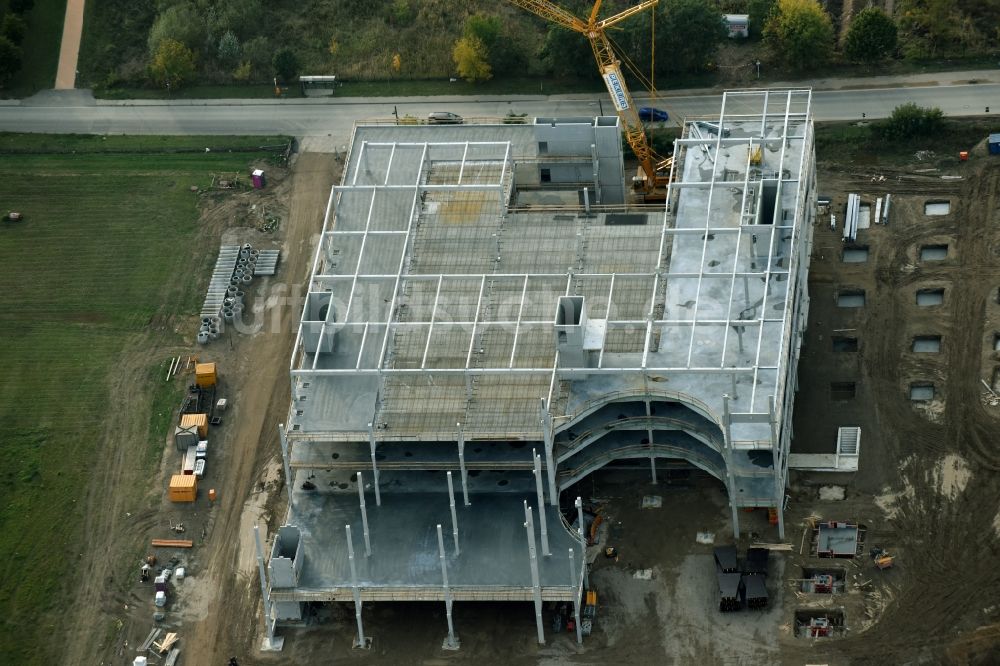 Berlin aus der Vogelperspektive: Baustelle zum Neubau eines Möbelhauses der Porta-Gruppe in Mahlsdorf in Berlin