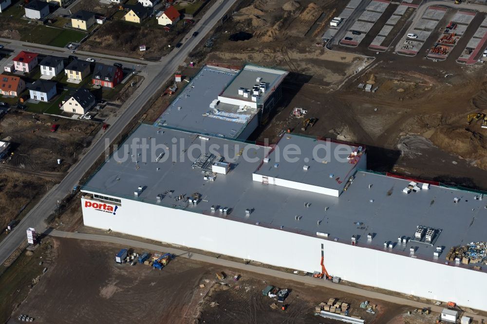 Berlin von oben - Baustelle zum Neubau eines Möbelhauses der Porta-Gruppe in Mahlsdorf in Berlin