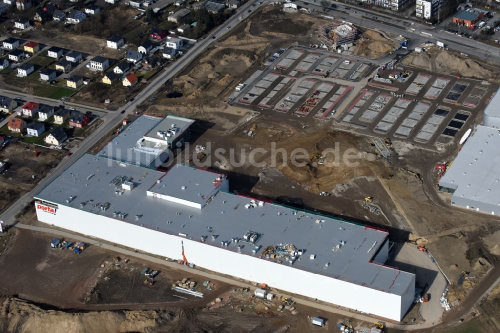 Berlin aus der Vogelperspektive: Baustelle zum Neubau eines Möbelhauses der Porta-Gruppe in Mahlsdorf in Berlin