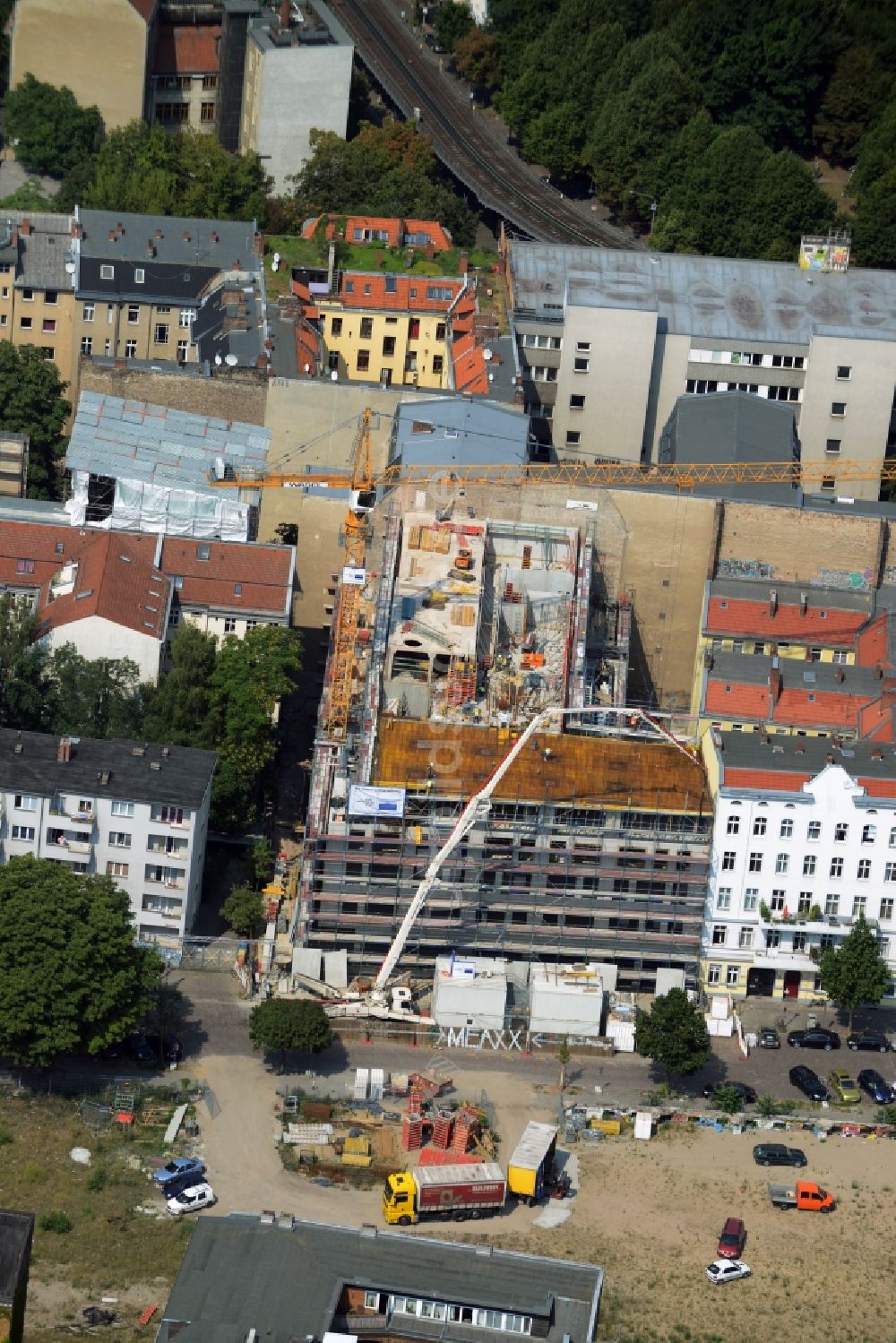 Berlin aus der Vogelperspektive: Baustelle zum Neubau eines Mehrfamilien- Wohnhauses an der Cuvrystraße in Berlin