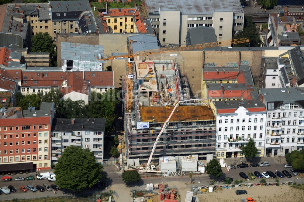 Luftbild Berlin - Baustelle zum Neubau eines Mehrfamilien- Wohnhauses an der Cuvrystraße in Berlin