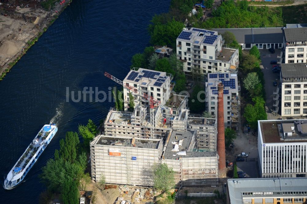 Berlin von oben - Baustelle zum Neubau von Mehrfamilienhaus- Gebäudem Am Ufer der Spree am Wilhelmine-Gemberg-Weg in Berlin