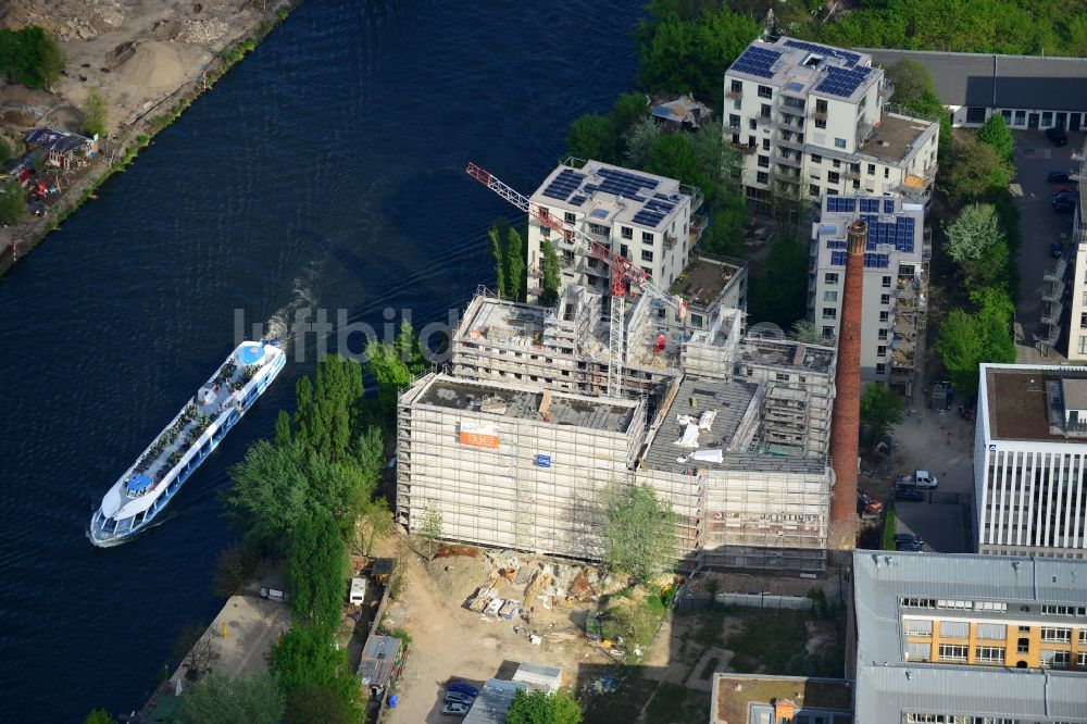 Berlin aus der Vogelperspektive: Baustelle zum Neubau von Mehrfamilienhaus- Gebäudem Am Ufer der Spree am Wilhelmine-Gemberg-Weg in Berlin