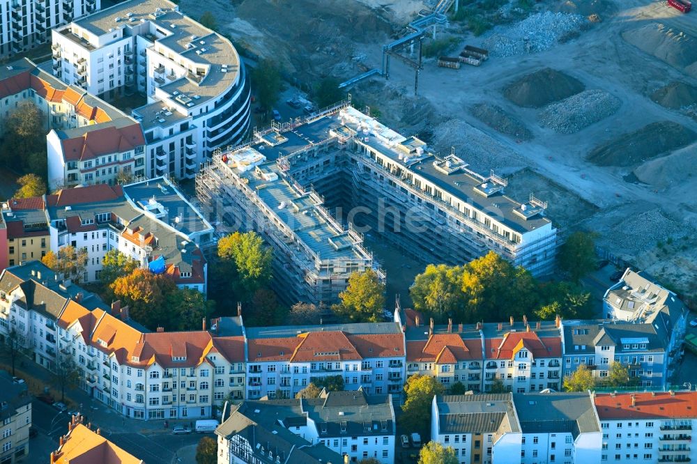 Berlin aus der Vogelperspektive: Baustelle zum Neubau einer Mehrfamilienhaus-Wohnanlage der ABW Planung und Bauleitung GmbH & Co.KG an der Flutstraße - Fließstraße in Berlin, Deutschland