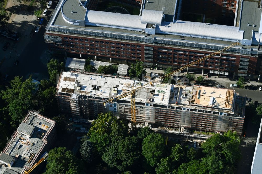 Berlin aus der Vogelperspektive: Baustelle zum Neubau einer Mehrfamilienhaus-Wohnanlage der ACCENTRO GmbH in Berlin, Deutschland