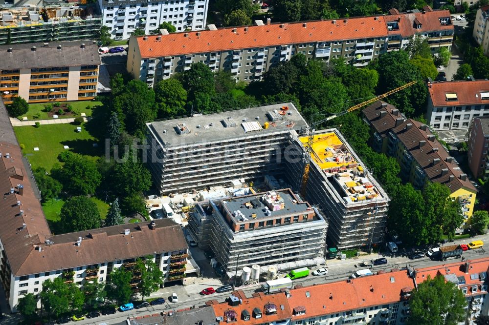 München aus der Vogelperspektive: Baustelle zum Neubau einer Mehrfamilienhaus-Wohnanlage an der Agnes-Bernauer-Straße in München im Bundesland Bayern, Deutschland