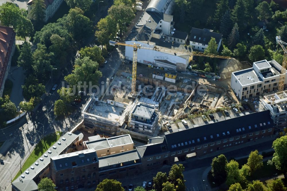 Potsdam von oben - Baustelle zum Neubau einer Mehrfamilienhaus-Wohnanlage Albert-Einstein-Straße - Heinrich-Mann-Allee in Potsdam im Bundesland Brandenburg