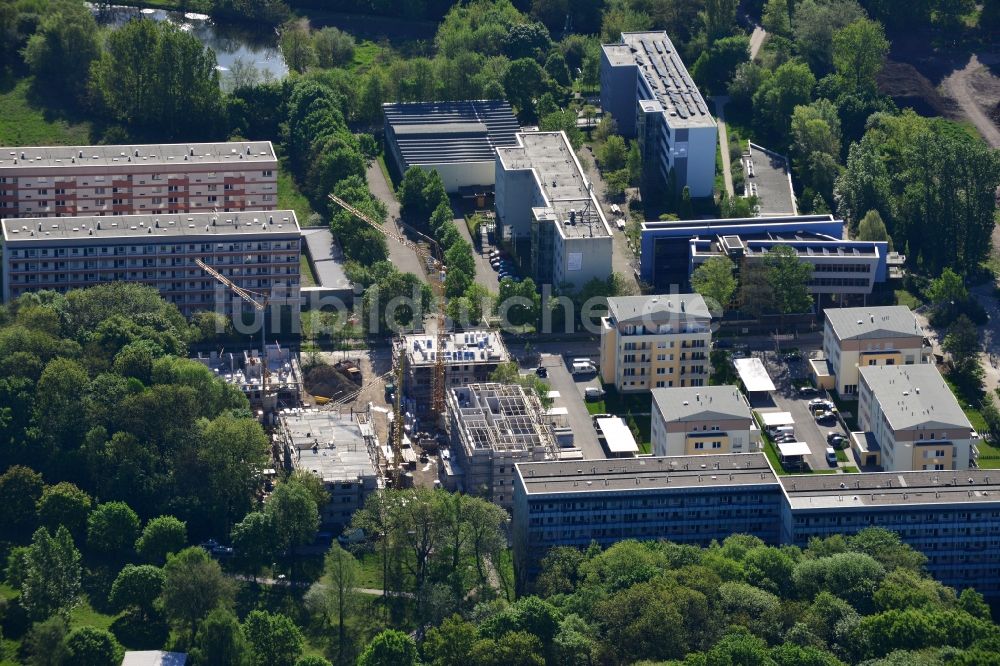 Luftaufnahme Berlin - Baustelle zum Neubau einer Mehrfamilienhaus- Wohnanlage an der Allee der Kosmonauten im Landschaftspark Herzberge in Berlin