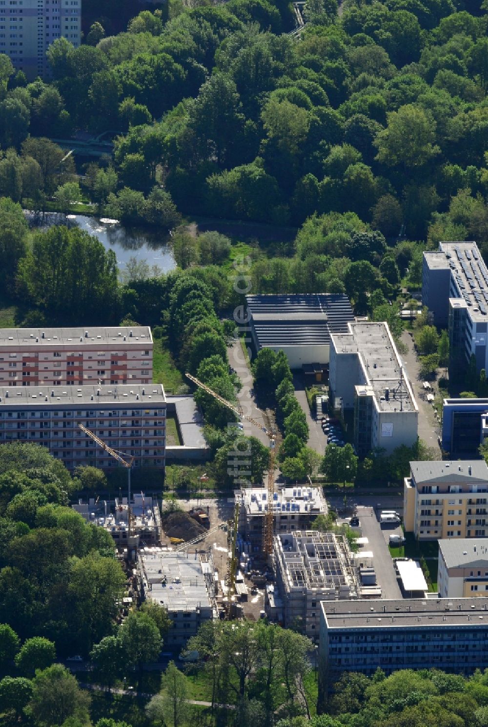 Berlin von oben - Baustelle zum Neubau einer Mehrfamilienhaus- Wohnanlage an der Allee der Kosmonauten im Landschaftspark Herzberge in Berlin