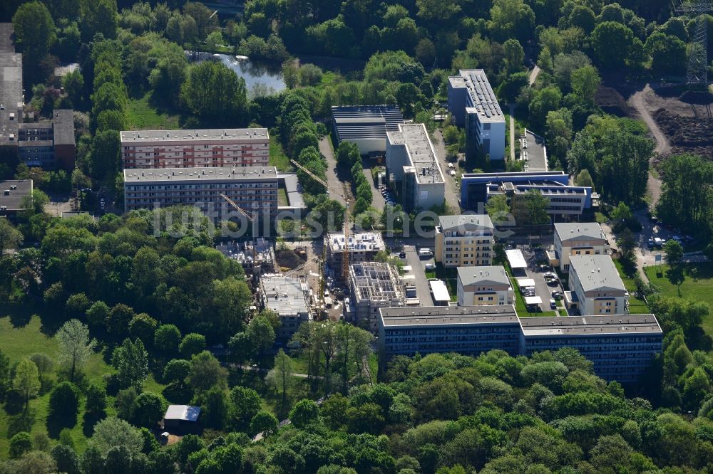 Berlin aus der Vogelperspektive: Baustelle zum Neubau einer Mehrfamilienhaus- Wohnanlage an der Allee der Kosmonauten im Landschaftspark Herzberge in Berlin