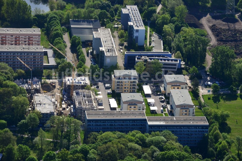 Luftbild Berlin - Baustelle zum Neubau einer Mehrfamilienhaus- Wohnanlage an der Allee der Kosmonauten im Landschaftspark Herzberge in Berlin