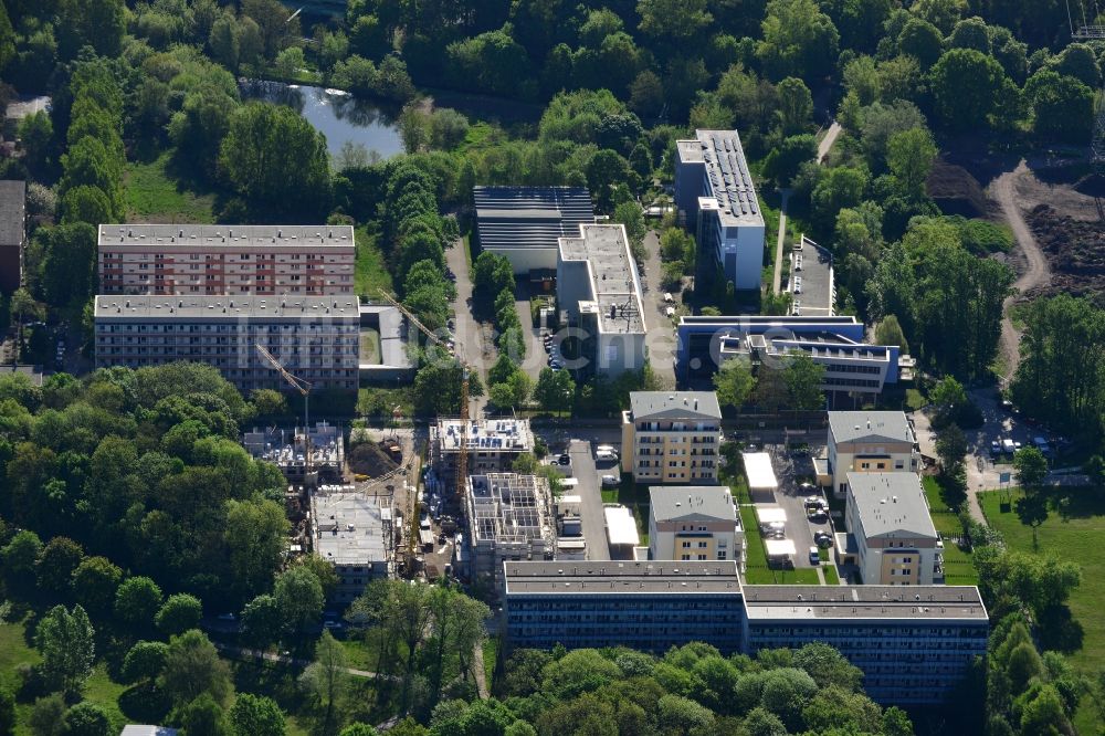 Luftaufnahme Berlin - Baustelle zum Neubau einer Mehrfamilienhaus- Wohnanlage an der Allee der Kosmonauten im Landschaftspark Herzberge in Berlin