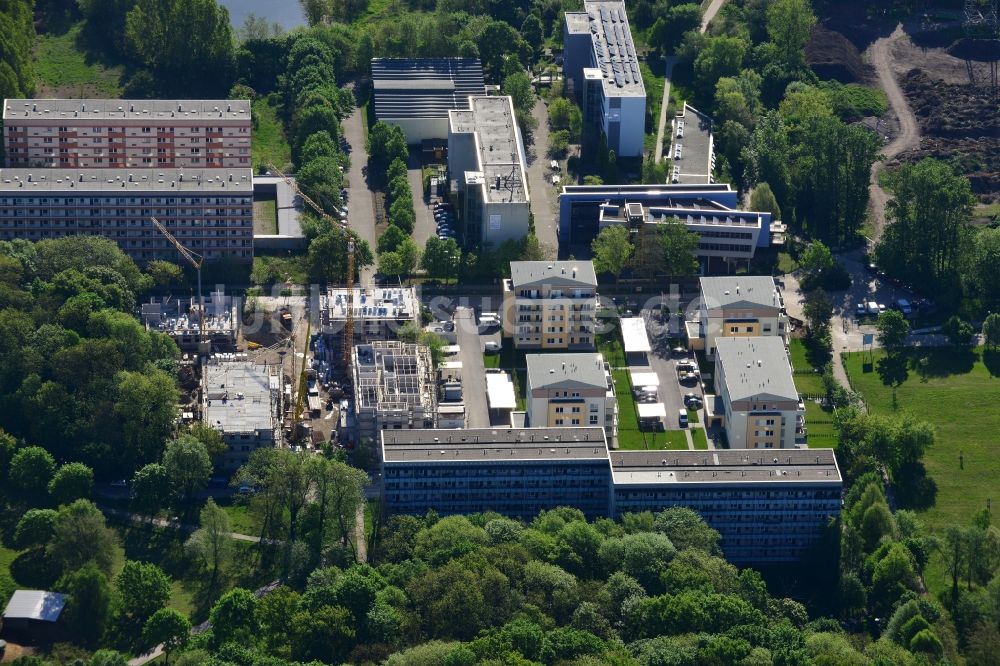 Berlin von oben - Baustelle zum Neubau einer Mehrfamilienhaus- Wohnanlage an der Allee der Kosmonauten im Landschaftspark Herzberge in Berlin