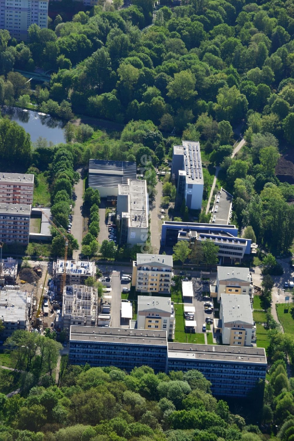 Berlin aus der Vogelperspektive: Baustelle zum Neubau einer Mehrfamilienhaus- Wohnanlage an der Allee der Kosmonauten im Landschaftspark Herzberge in Berlin