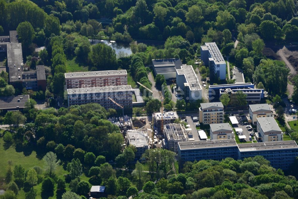 Luftbild Berlin - Baustelle zum Neubau einer Mehrfamilienhaus- Wohnanlage an der Allee der Kosmonauten im Landschaftspark Herzberge in Berlin