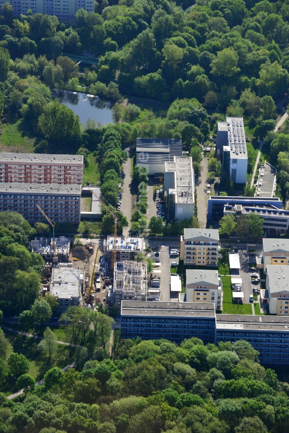 Luftaufnahme Berlin - Baustelle zum Neubau einer Mehrfamilienhaus- Wohnanlage an der Allee der Kosmonauten im Landschaftspark Herzberge in Berlin