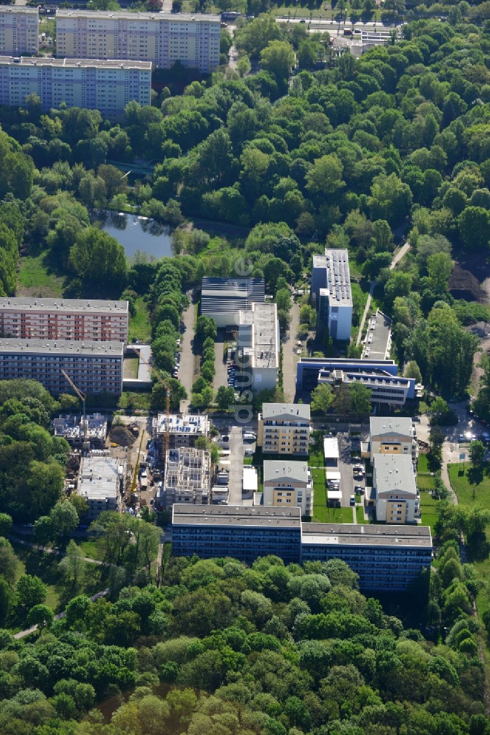 Berlin von oben - Baustelle zum Neubau einer Mehrfamilienhaus- Wohnanlage an der Allee der Kosmonauten im Landschaftspark Herzberge in Berlin