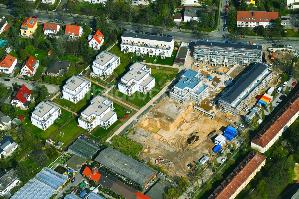 Luftaufnahme Berlin - Baustelle zum Neubau der Mehrfamilienhaus-Wohnanlage ALTE GÄRTNEREI der PROJECT Immobilien Wohnen AG an der Sundgauer Straße Ecke Schlettstadter Straße in Berlin, Deutschland