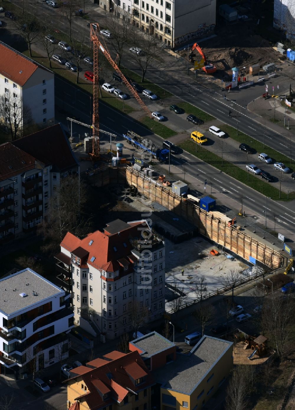 Luftaufnahme Leipzig - Baustelle zum Neubau einer Mehrfamilienhaus-Wohnanlage Altenburger Straße - Lößniger Straße im Ortsteil Süd in Leipzig im Bundesland Sachsen
