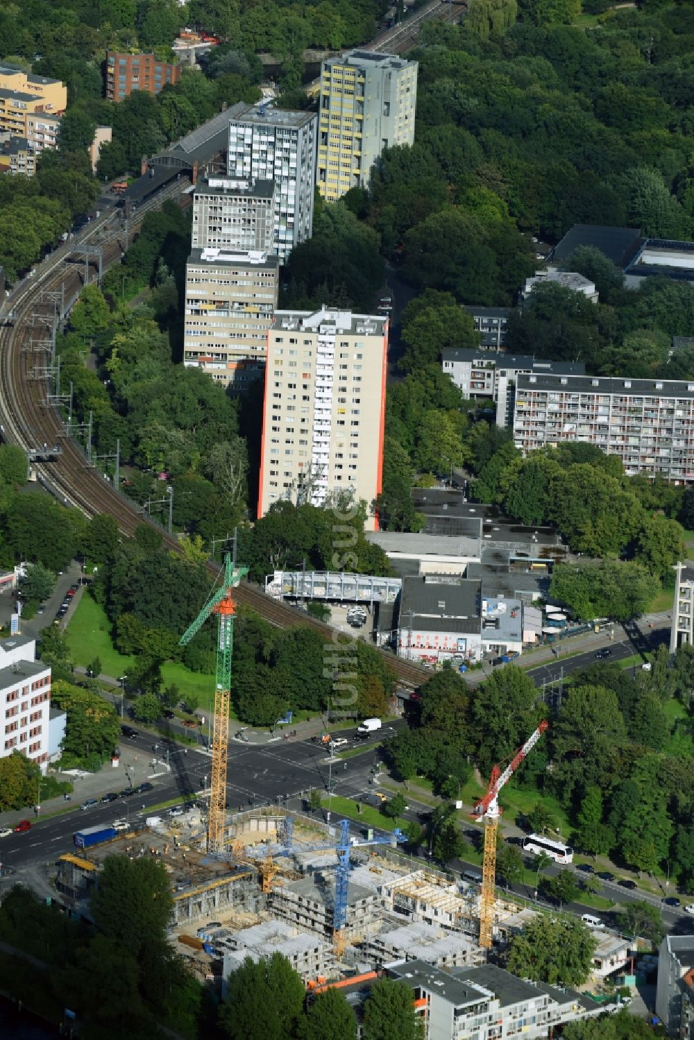 Berlin von oben - Baustelle zum Neubau einer Mehrfamilienhaus-Wohnanlage Altonaer Straße - Bachstraße in Berlin