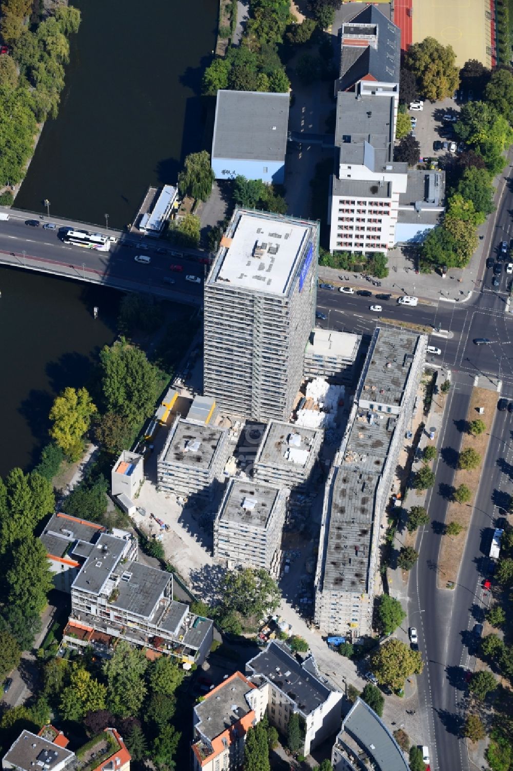 Berlin von oben - Baustelle zum Neubau einer Mehrfamilienhaus-Wohnanlage Altonaer Straße - Bachstraße in Berlin