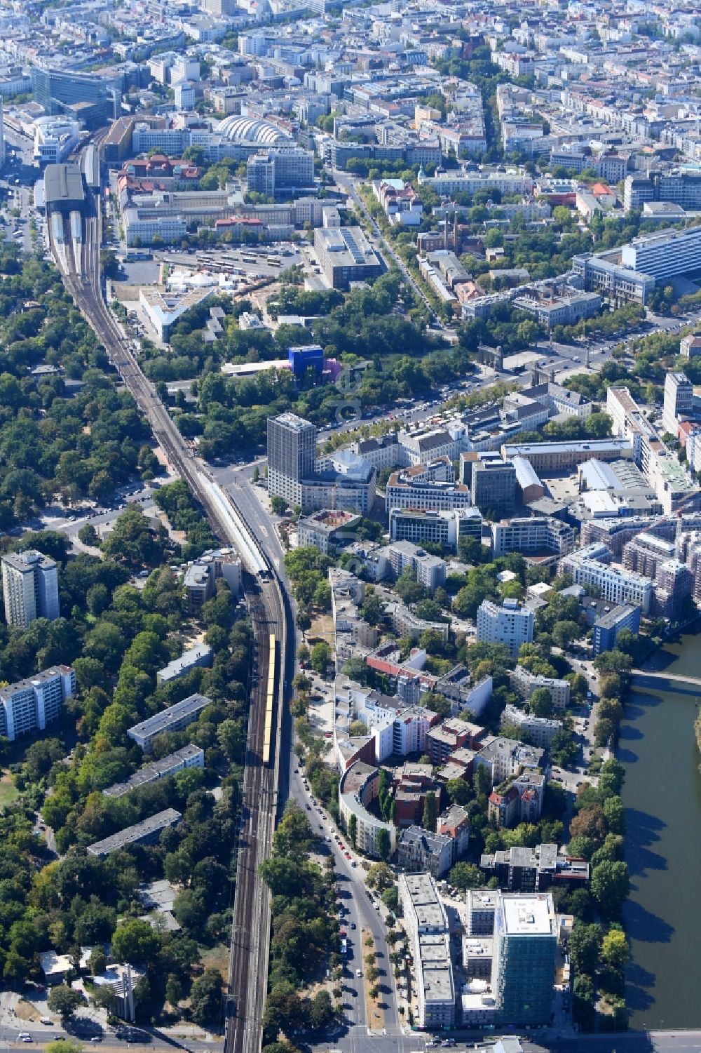 Berlin aus der Vogelperspektive: Baustelle zum Neubau einer Mehrfamilienhaus-Wohnanlage Altonaer Straße - Bachstraße in Berlin