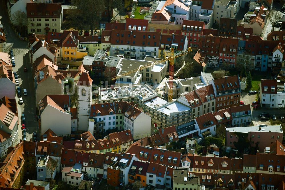 Erfurt aus der Vogelperspektive: Baustelle zum Neubau einer Mehrfamilienhaus-Wohnanlage Altstadtquartier am Georgsturm an der Georgsgasse - Weiße Gasse im Ortsteil Altstadt in Erfurt im Bundesland Thüringen, Deutschland