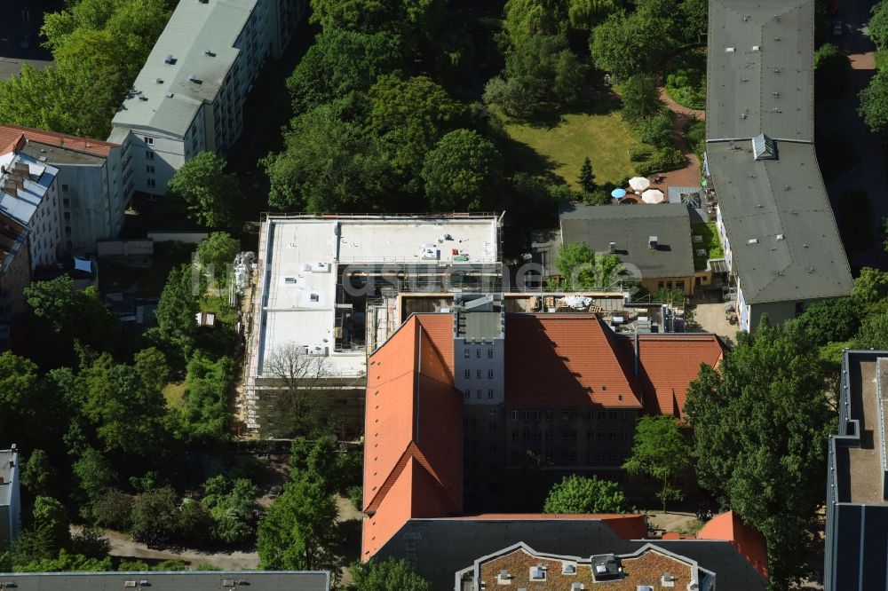 Luftbild Berlin - Baustelle zum Neubau einer Mehrfamilienhaus-Wohnanlage an der Andreasstraße im Ortsteil Friedrichshain-Kreuzberg in Berlin, Deutschland