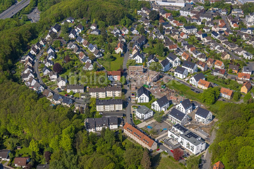 Arnsberg von oben - Baustelle zum Neubau einer Mehrfamilienhaus-Wohnanlage der Arnsberger Wohnungsbaugenossenschaft im Ortsteil Neheim in Arnsberg im Bundesland Nordrhein-Westfalen, Deutschland