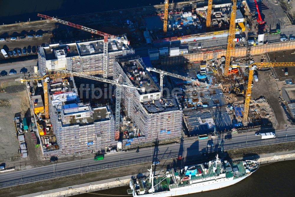 Hamburg von oben - Baustelle zum Neubau einer Mehrfamilienhaus-Wohnanlage Baakenhafen an der Baakenallee in Hamburg, Deutschland