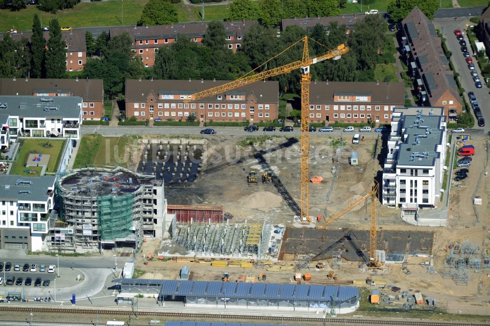 Luftbild Rostock - Baustelle zum Neubau einer Mehrfamilienhaus-Wohnanlage am S-Bahnhof Warnemünde Werft in Rostock im Bundesland Mecklenburg-Vorpommern