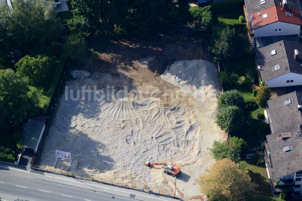 München aus der Vogelperspektive: Baustelle zum Neubau einer Mehrfamilienhaus- Wohnanlage in der Bajuwarenstrasse in München im Bundesland Bayern