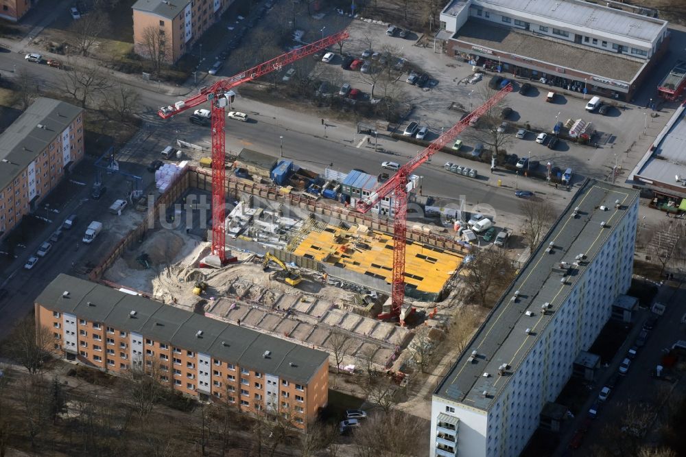 Berlin aus der Vogelperspektive: Baustelle zum Neubau einer Mehrfamilienhaus-Wohnanlage Balatonstraße Ecke Volkradstraße im Ortsteil Friedrichsfelde in Berlin