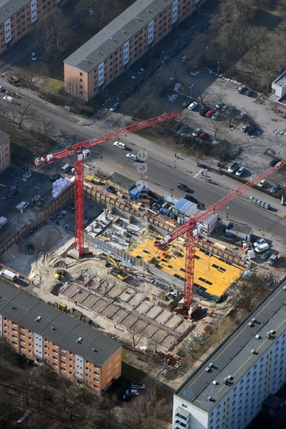 Luftaufnahme Berlin - Baustelle zum Neubau einer Mehrfamilienhaus-Wohnanlage Balatonstraße Ecke Volkradstraße im Ortsteil Friedrichsfelde in Berlin