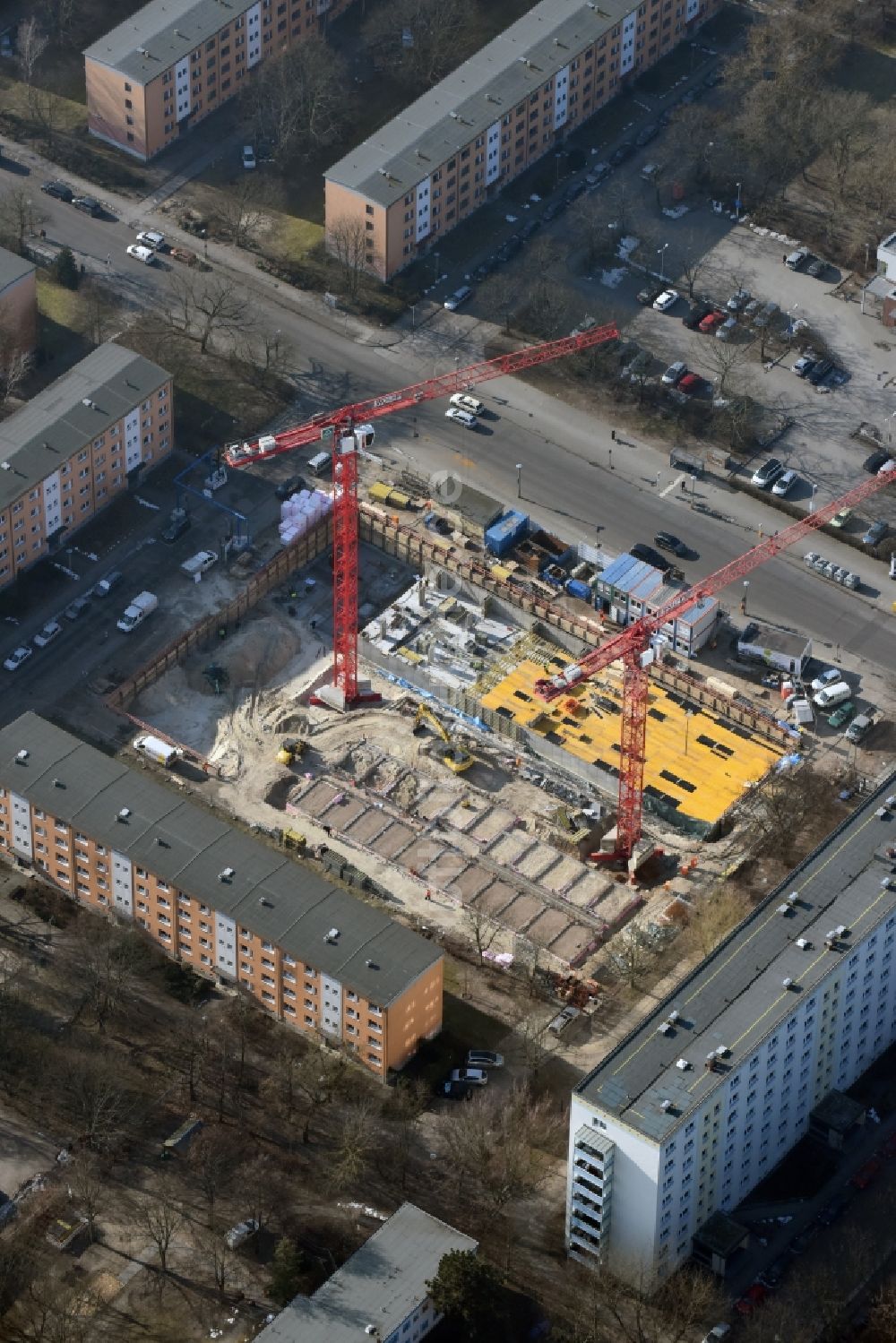 Berlin von oben - Baustelle zum Neubau einer Mehrfamilienhaus-Wohnanlage Balatonstraße Ecke Volkradstraße im Ortsteil Friedrichsfelde in Berlin