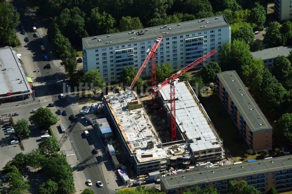 Luftbild Berlin - Baustelle zum Neubau einer Mehrfamilienhaus-Wohnanlage Balatonstraße Ecke Volkradstraße im Ortsteil Friedrichsfelde in Berlin