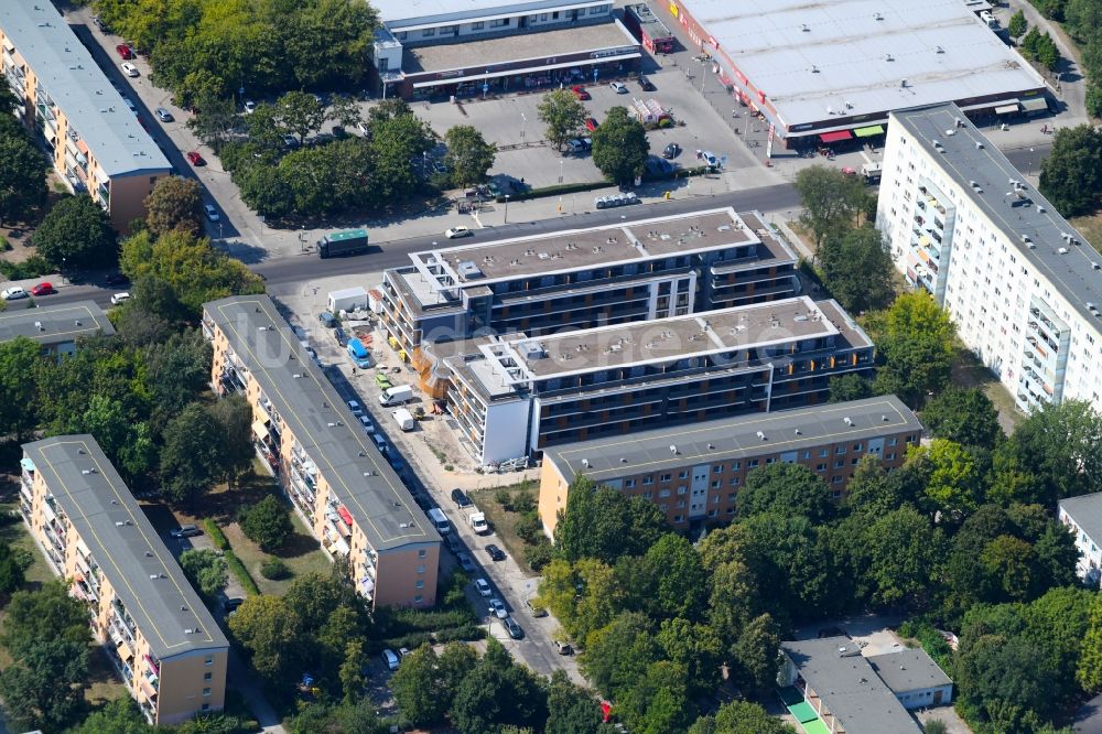 Berlin aus der Vogelperspektive: Baustelle zum Neubau einer Mehrfamilienhaus-Wohnanlage Balatonstraße Ecke Volkradstraße im Ortsteil Friedrichsfelde in Berlin