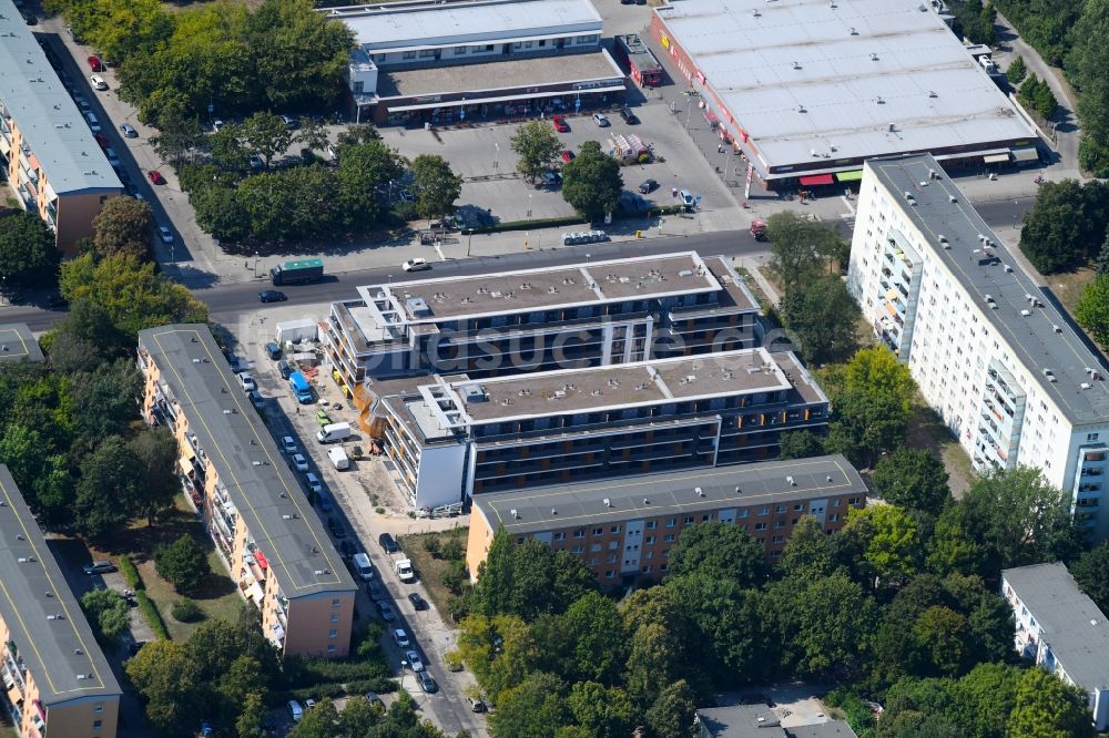 Luftbild Berlin - Baustelle zum Neubau einer Mehrfamilienhaus-Wohnanlage Balatonstraße Ecke Volkradstraße im Ortsteil Friedrichsfelde in Berlin